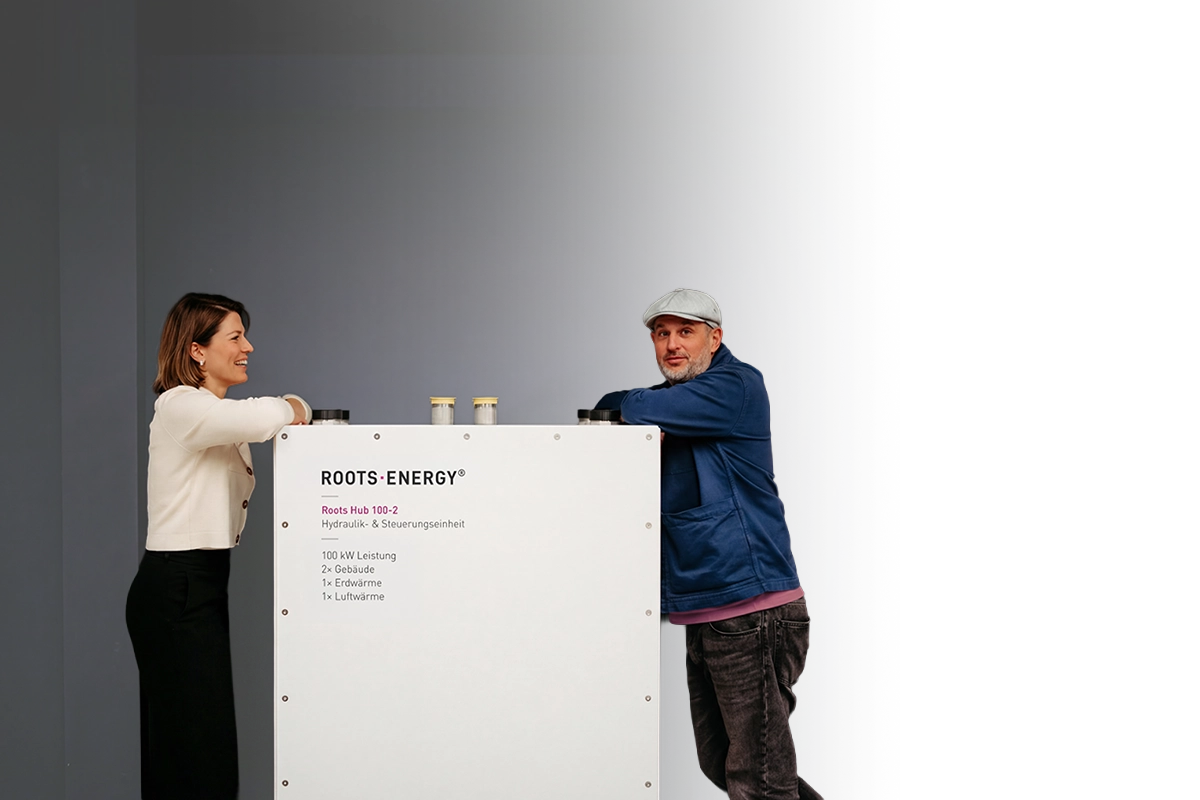 Roots·Hub mit Gründer-Team vor dunklem Hintergrund