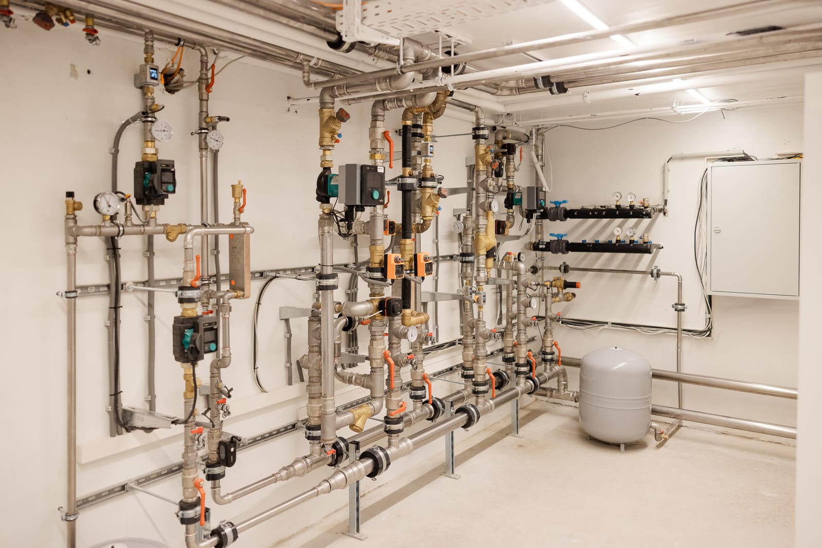 Plant room in the Roots·House with manifold, pumps and instrumentation and control technology