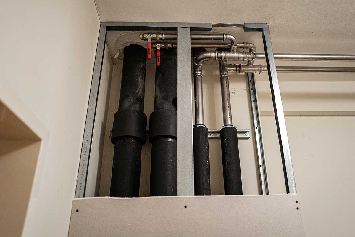 Insulated brine risers and stainless-steel pipes in a shaft construction